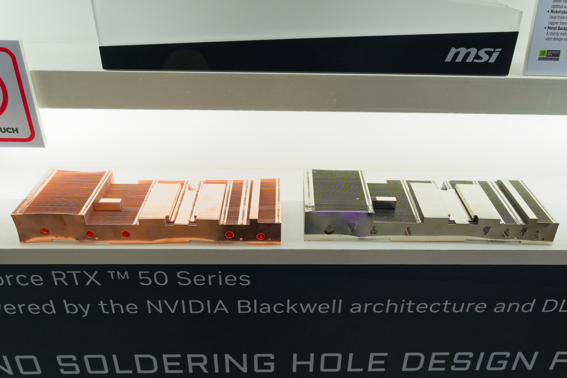 当時の「Twin Frozr」はアルミヒートシンク(右)だったが、2025年版は銅を配合したヒートシンクに(左)