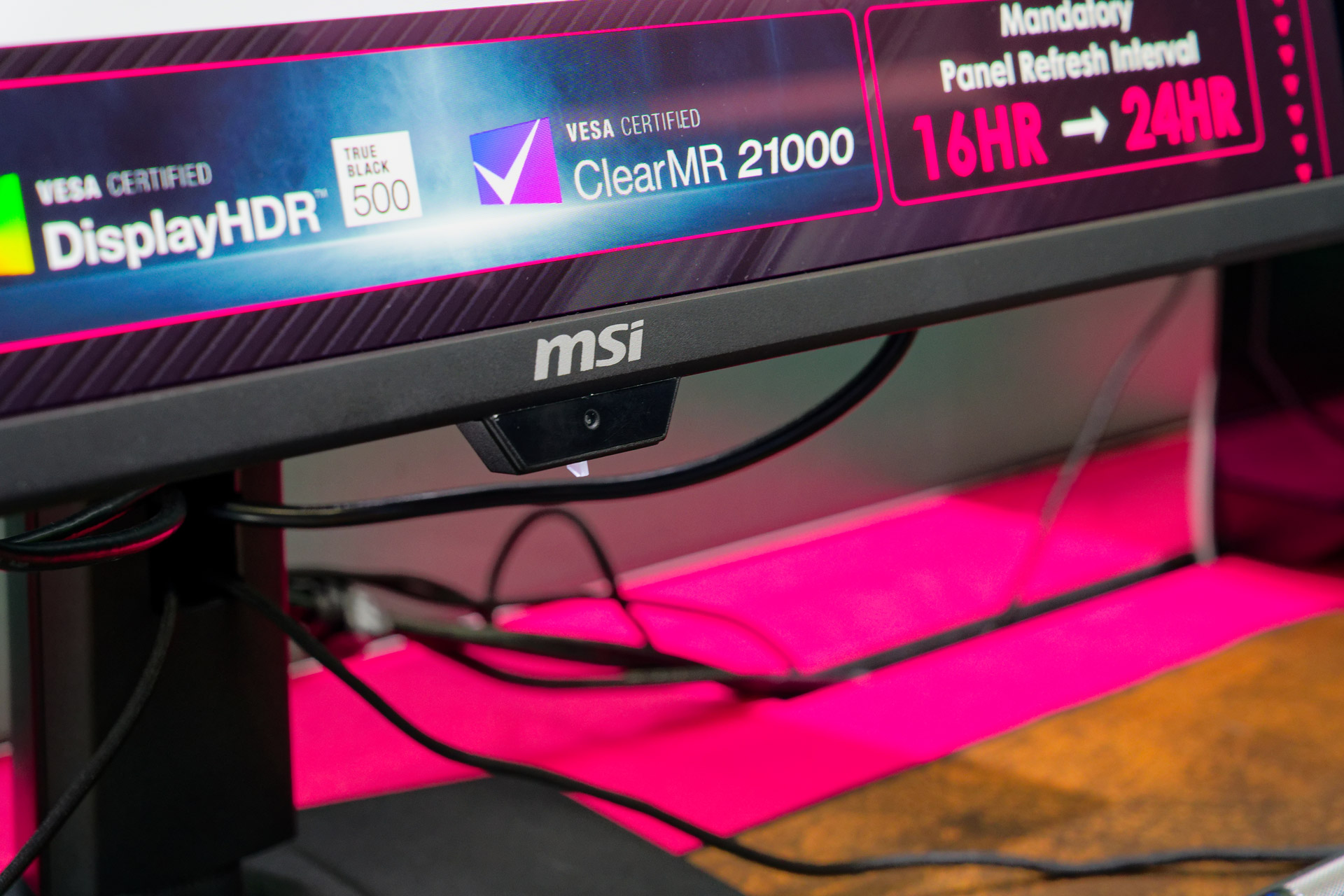 モニター下部に人体検出するためのセンサーが搭載されている