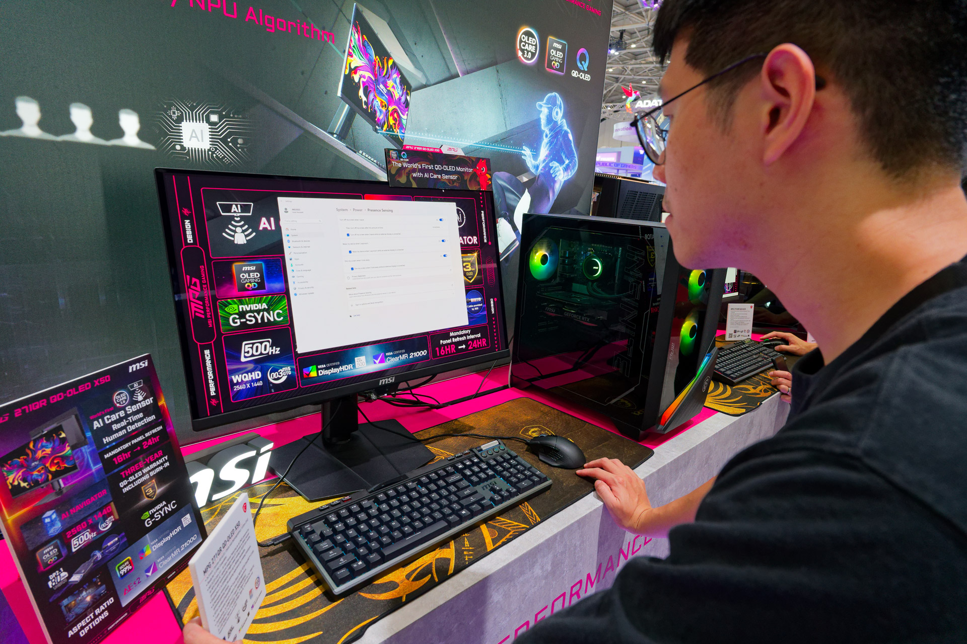 人を検出すると再び画面が素早くオンになる。この処理をモニター側の機能で行なっているのがミソ