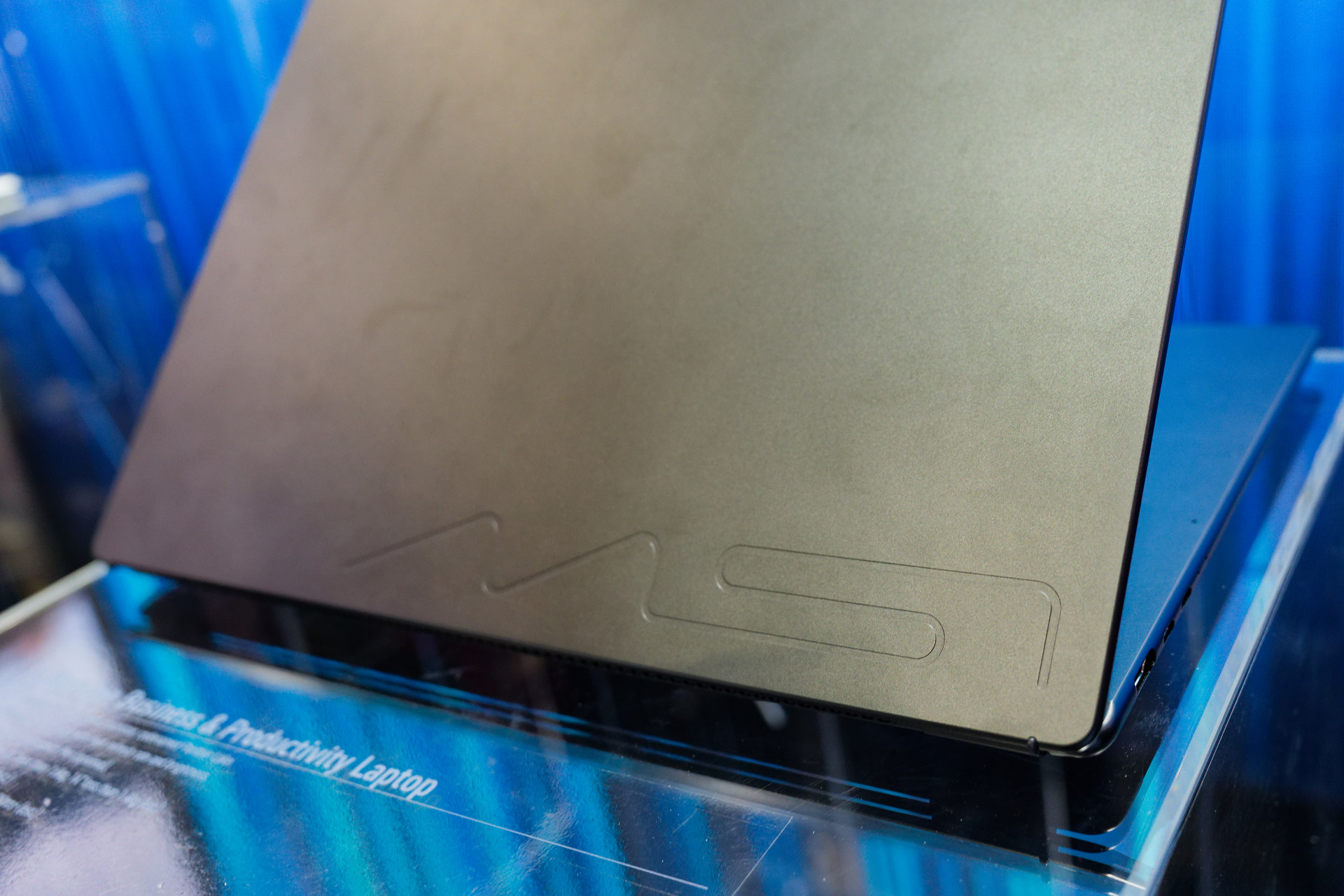 ロゴが新しくなり、エンボス加工される。カラバリは4種類ほど