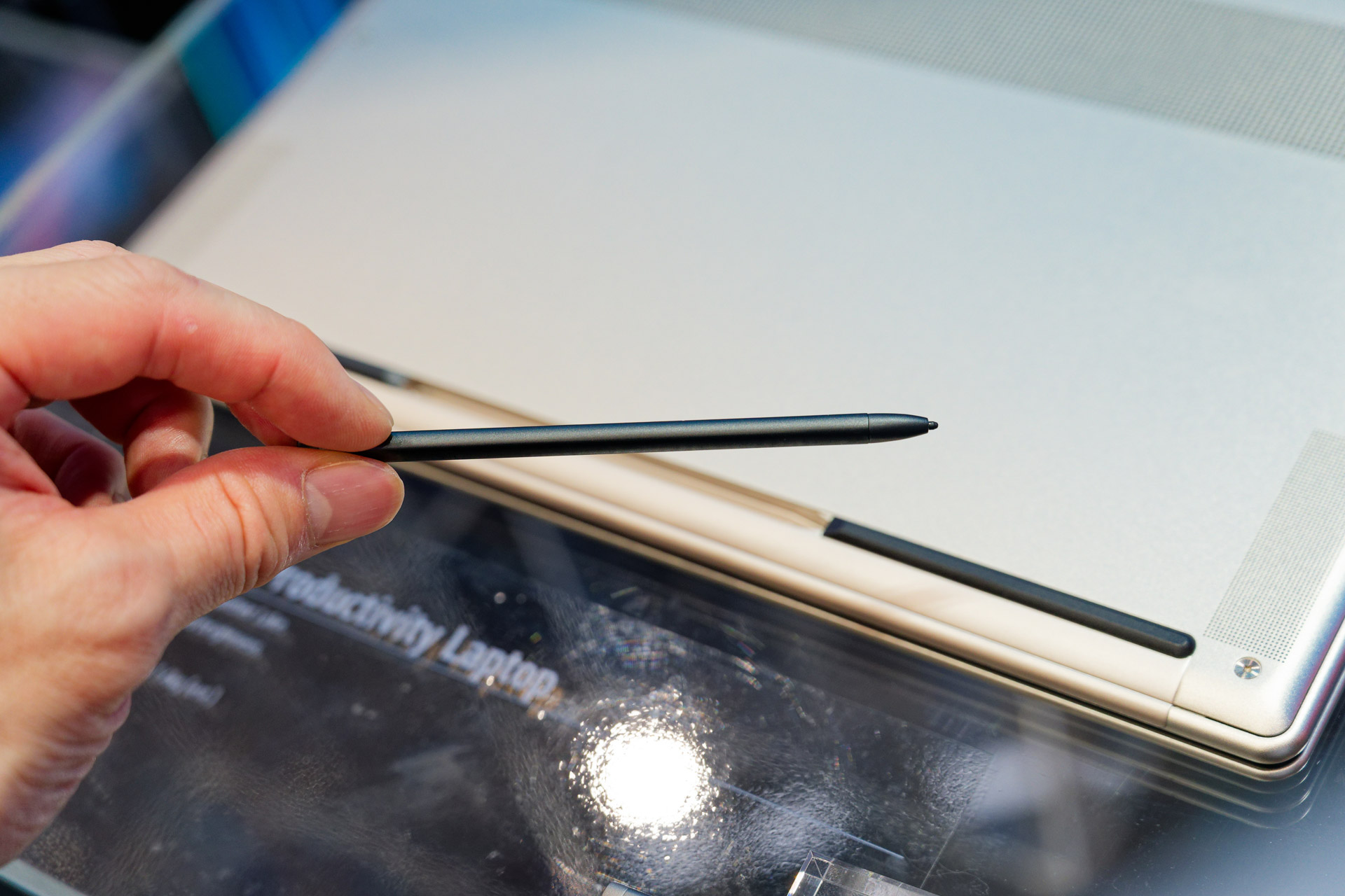 スタイラスペン対応モデルは、本体底面の溝に収納できる