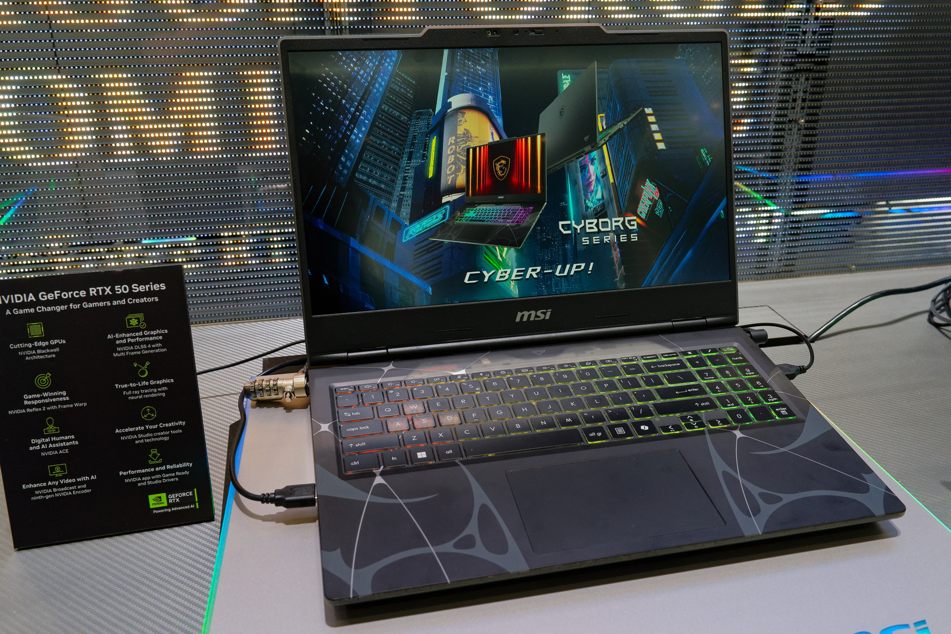 ゲーミングノートの新型「Cyborg 17/15」/が日本でも発売予定