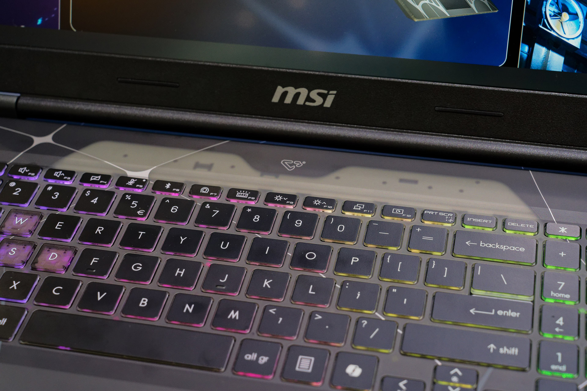 Cyborgシリーズは内部が一部透けて見えるスケルトンデザインが特徴