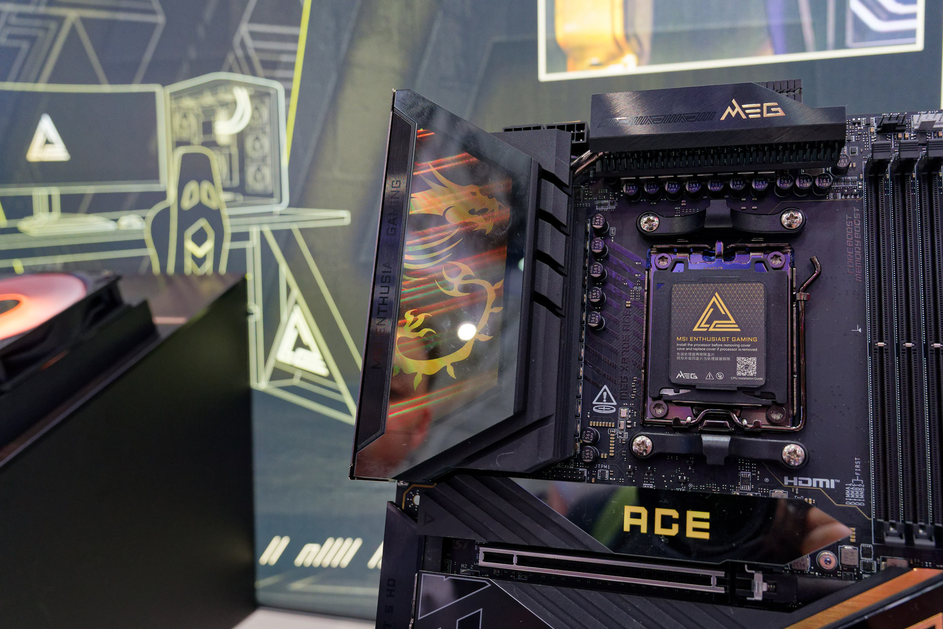 シールド部分にはレイヤー構造の複雑なイルミネーション