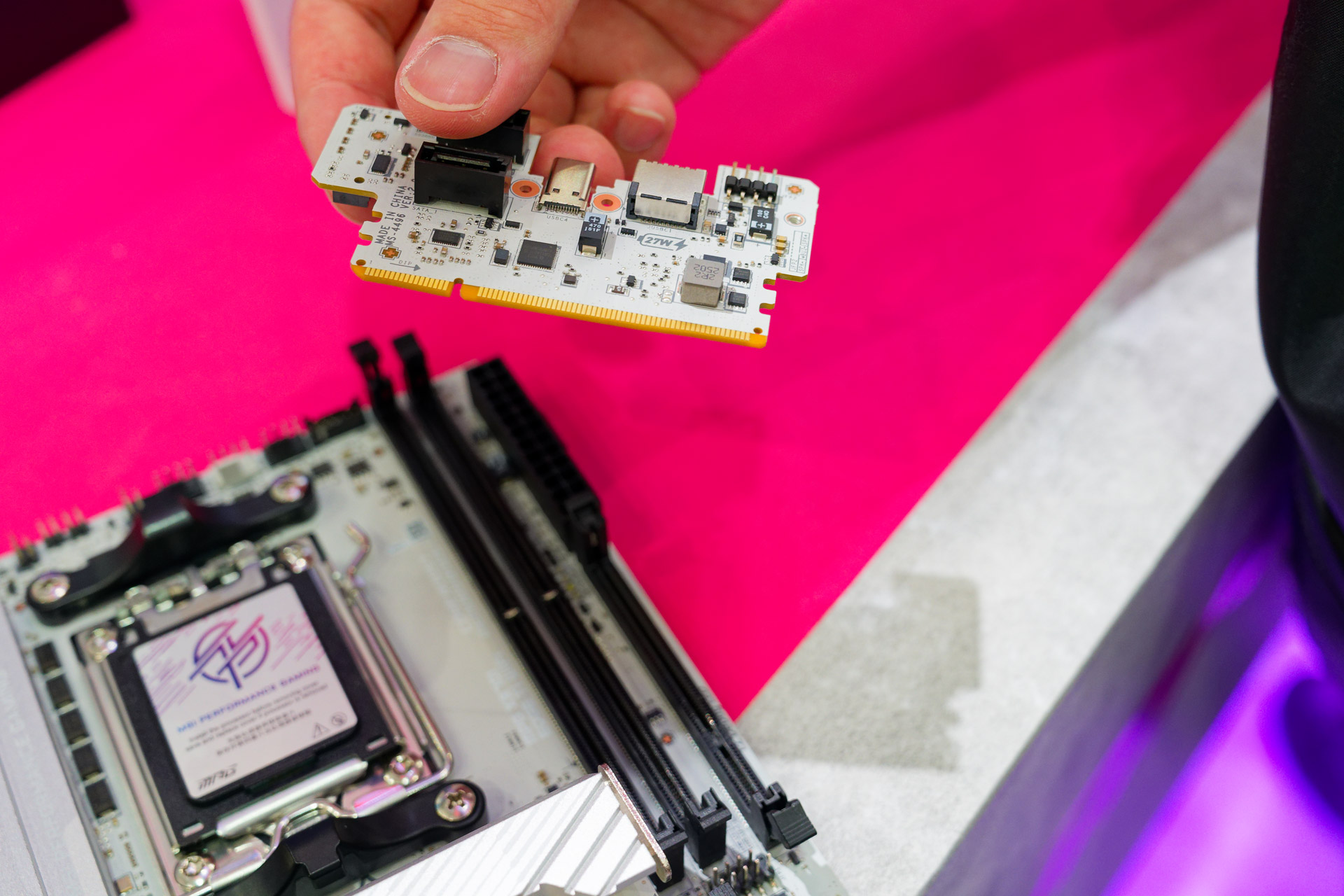 インターフェイス類のコネクタをまとめた専用のドーターカードがセットになっている