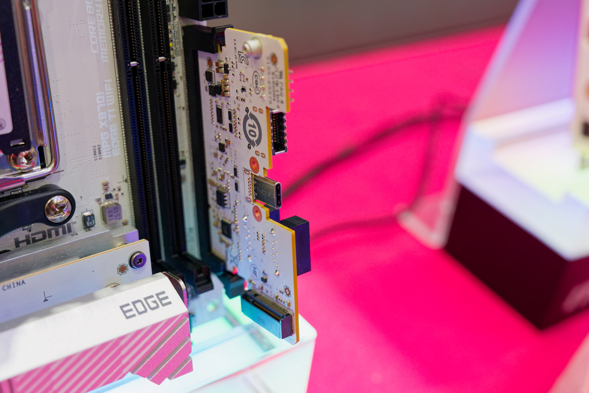 ドーターカード裏面にはM.2 SSDも1枚搭載できる