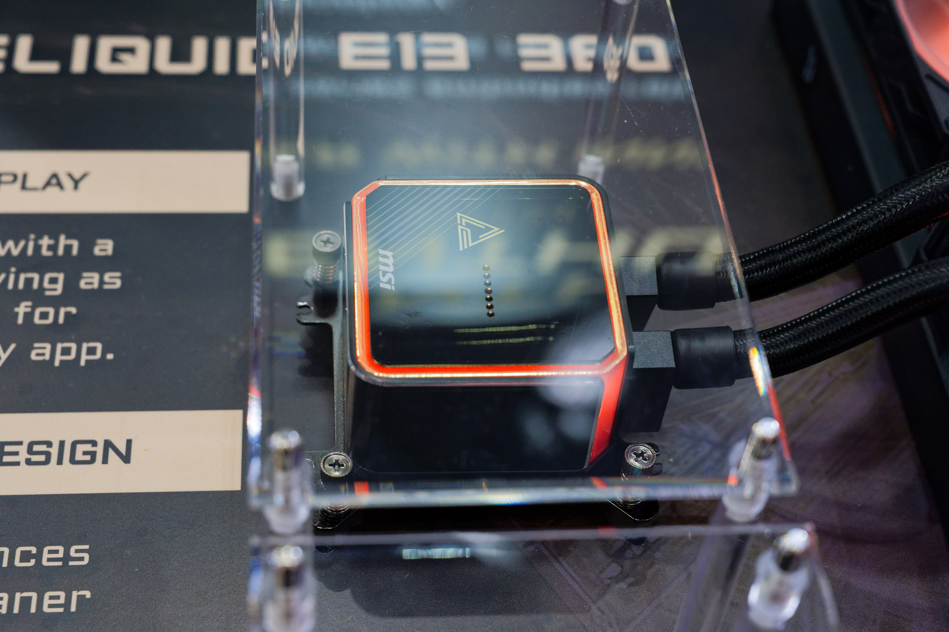 ディスプレイは水冷ブロックにポゴピンで接続