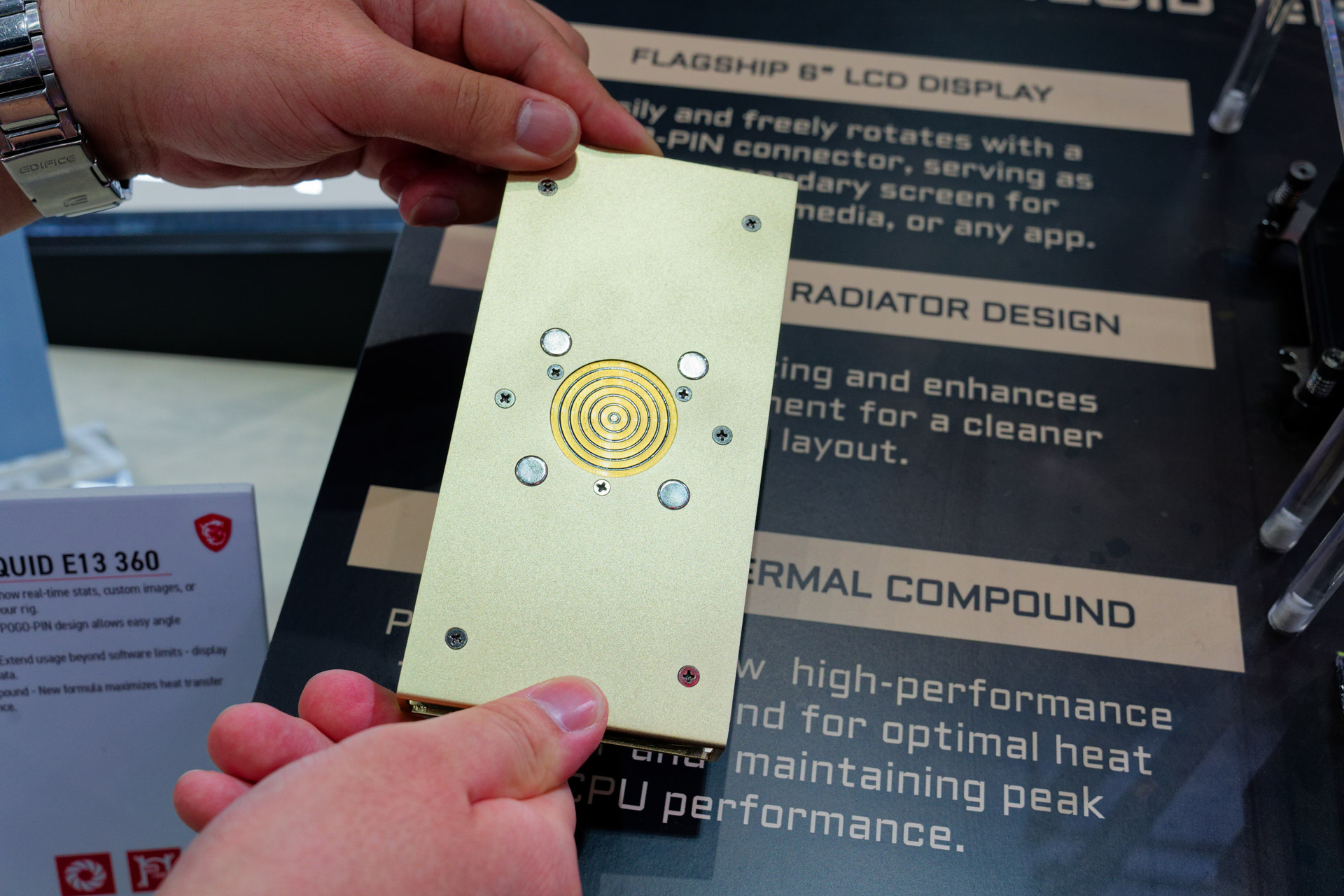 ディスプレイの裏側、マグネット固定式で脱着は簡単