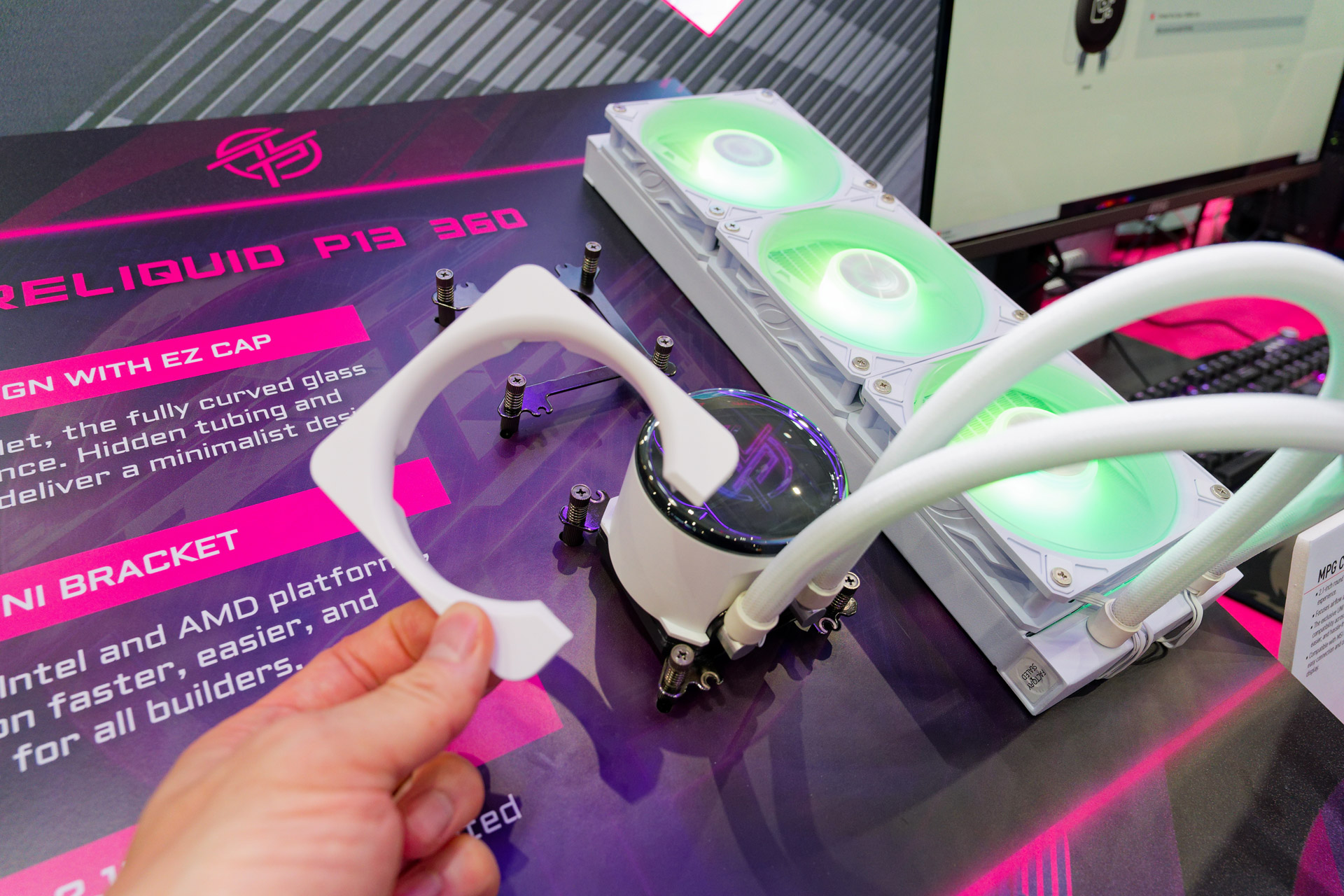 白いカバーでネジ周りを隠すことができる