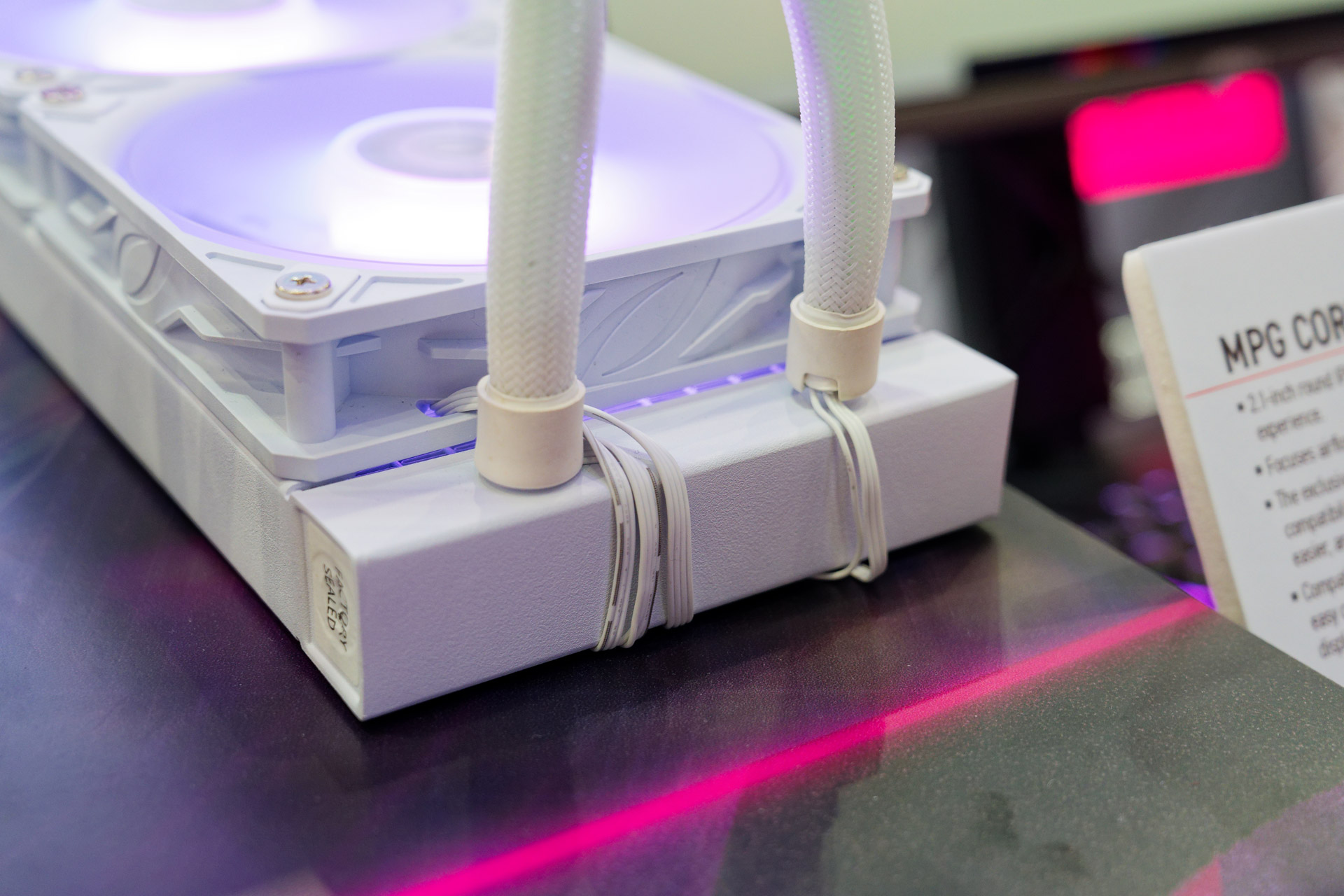 接続用の配線は水冷ホースのカバー内に収められ、すっきりとした見栄えに