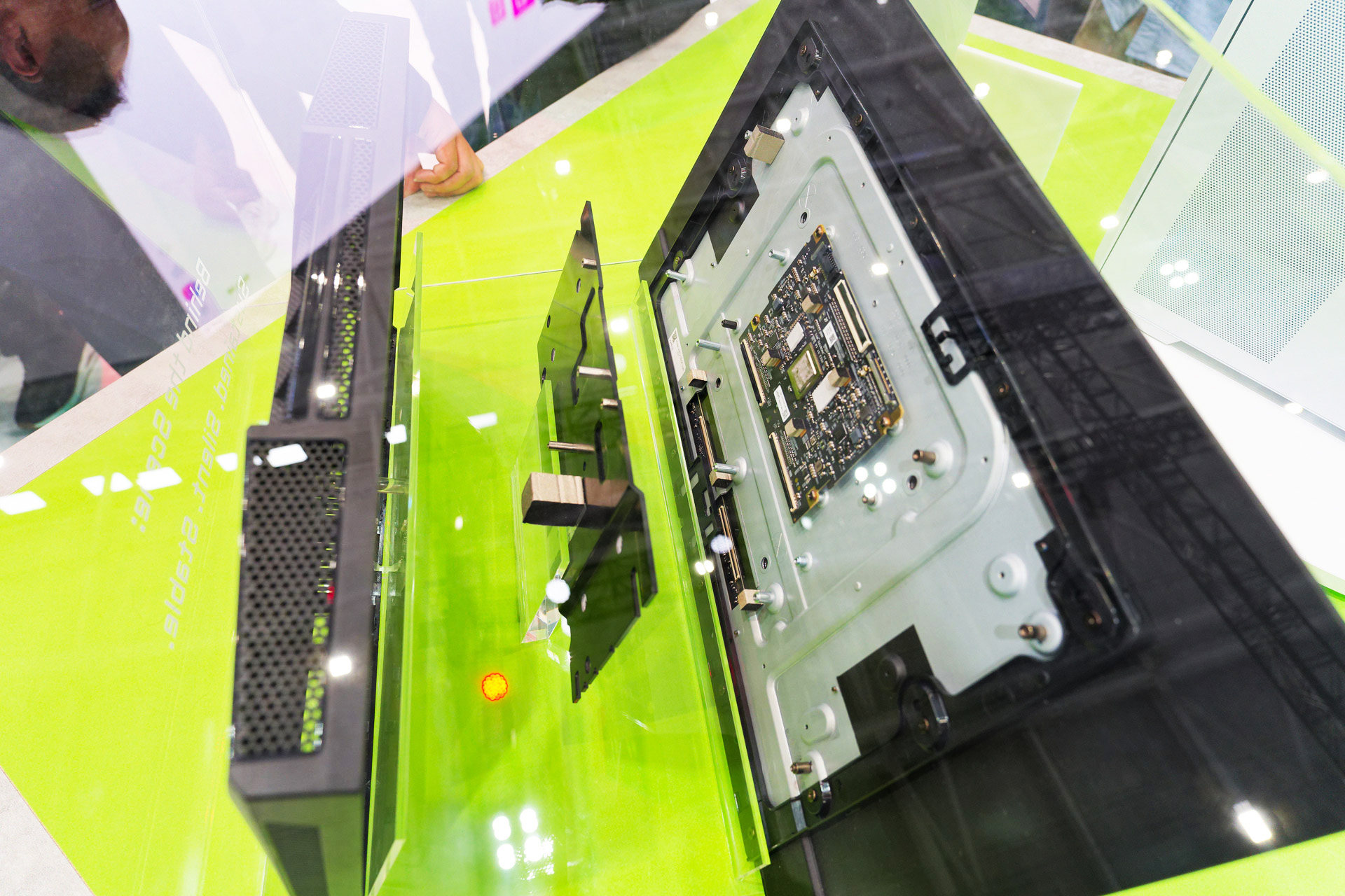 QD-OLEDゲーミングモニターの分解展示