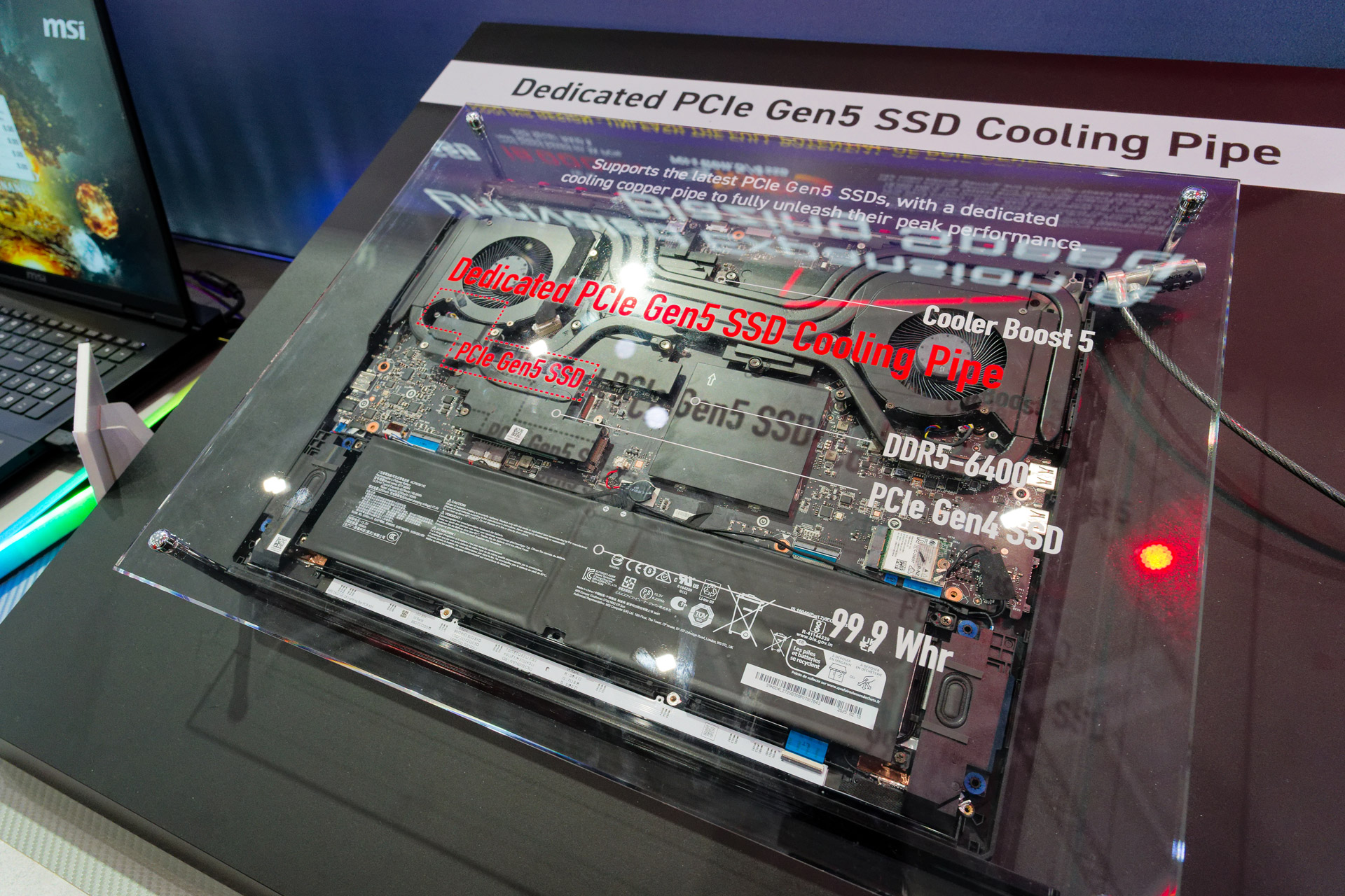 ハイエンドゲーミングノートの内部構造の展示