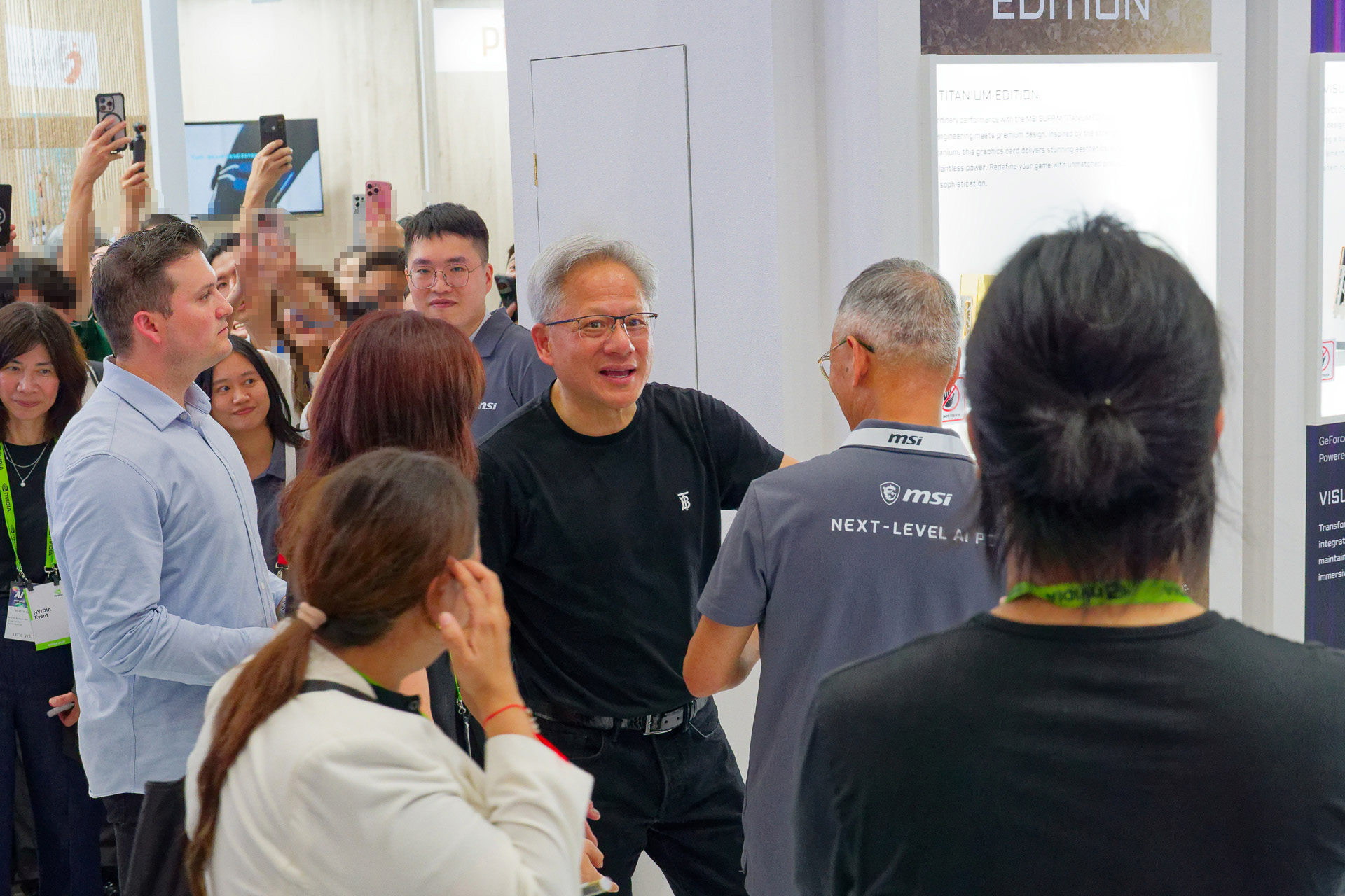 取材中MSIブースに突如現れたNVIDIA CEOのジェンスン・フアン氏