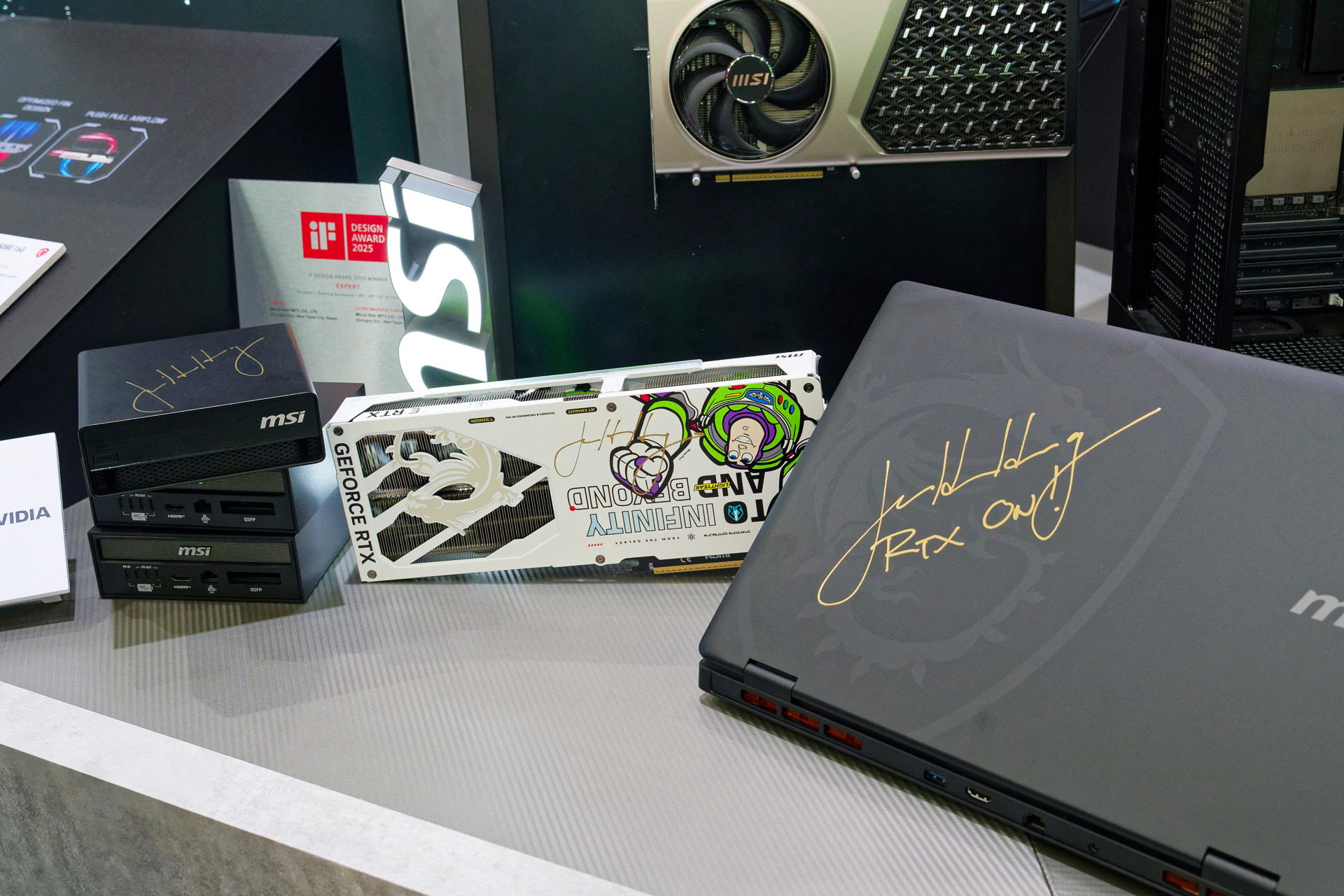 いくつかのサインを残して去って行った