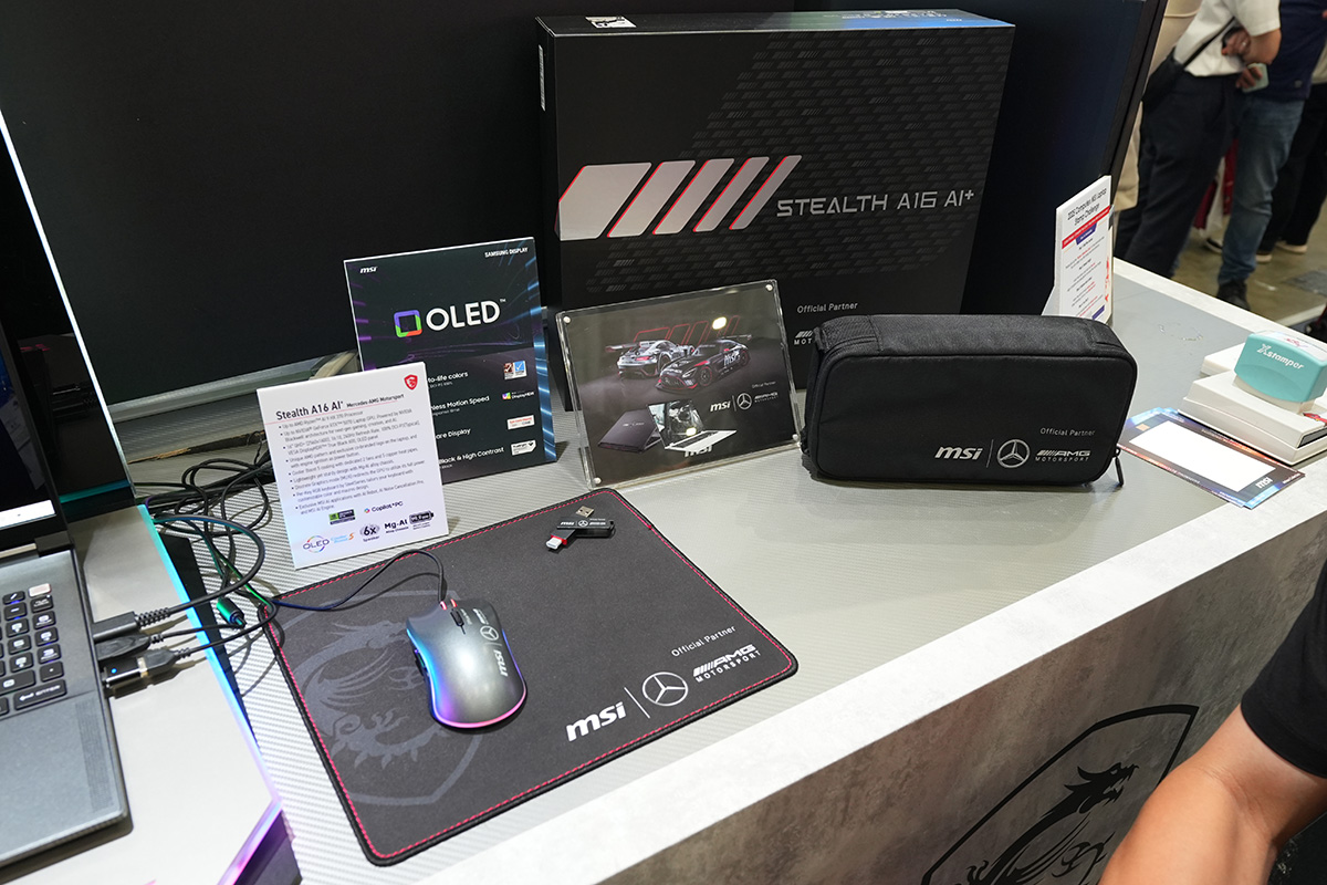 専用デザインの周辺機器やアクセサリーも付属