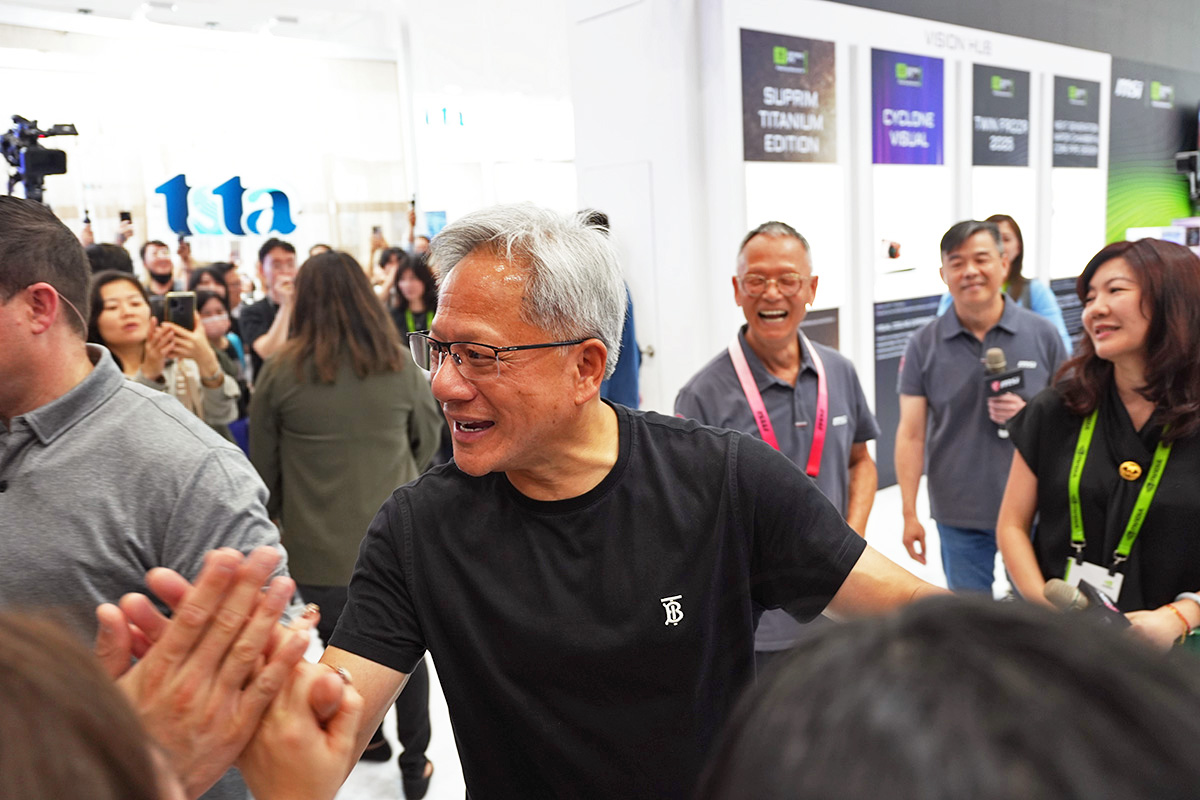 ギャラリーの人たちとハイタッチを交わす