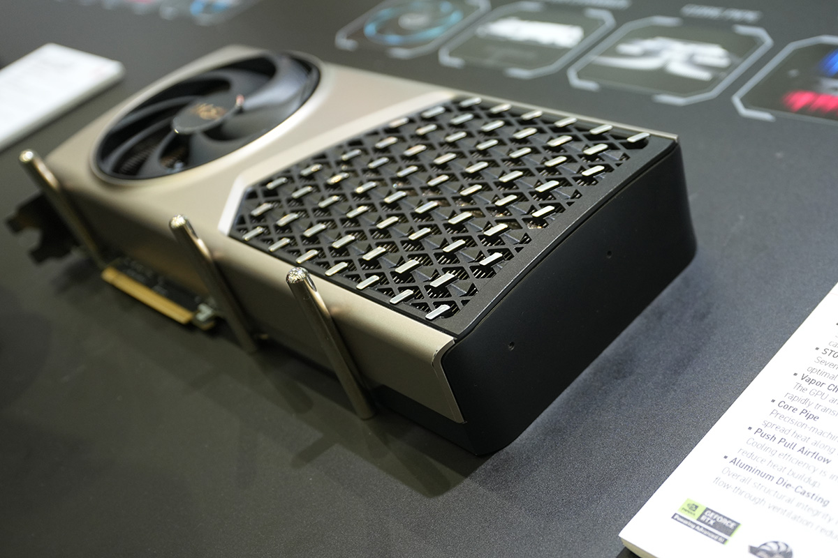 カードの後部側はまでしっかりカバーで覆われている