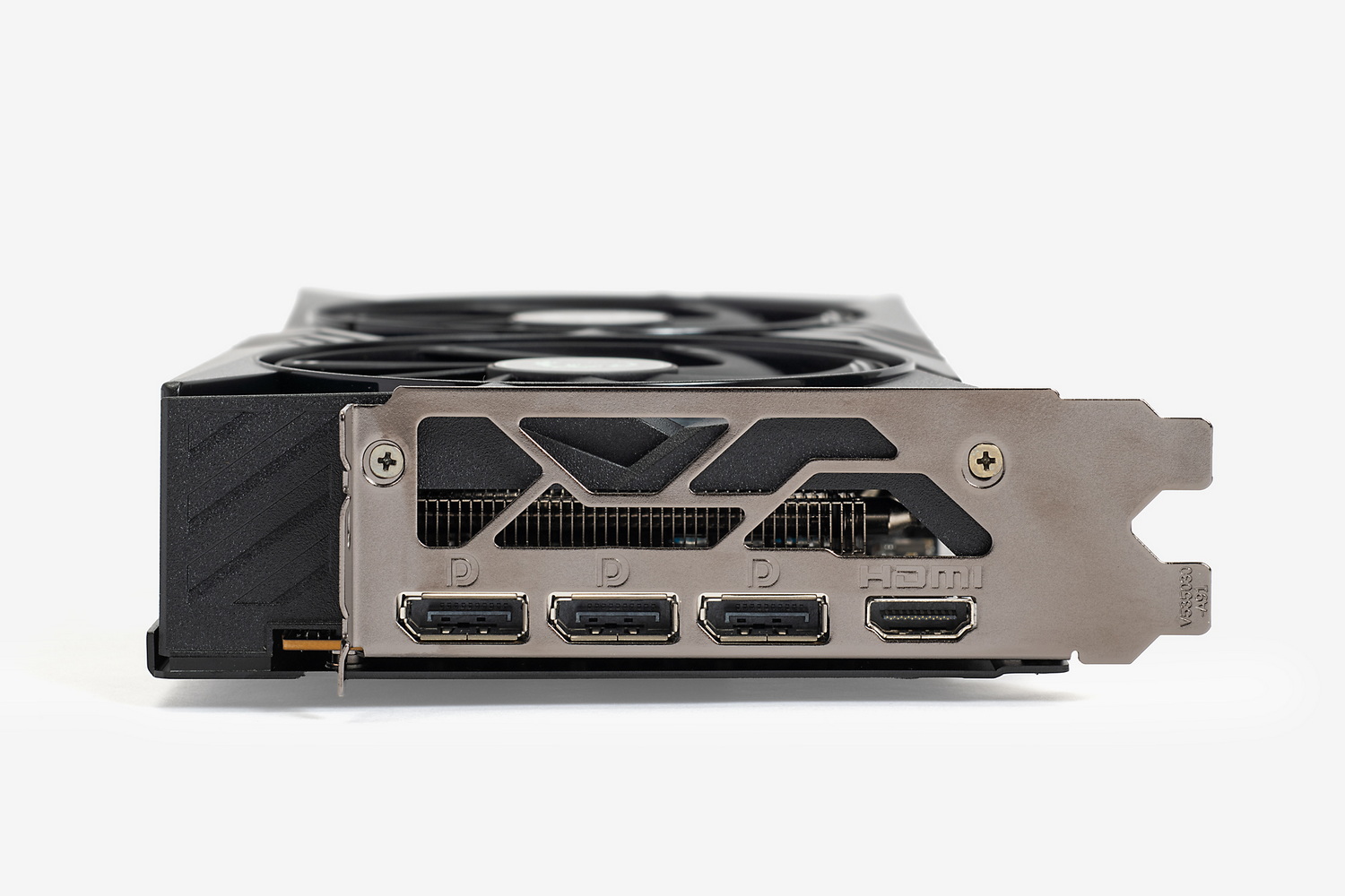映像出力端子の構成はDisplayPort×3+HDMIというおなじみの構成。カード上側にCPUクーラーが張り出している一方で、カードの厚みは2スロットジャストに抑えられている