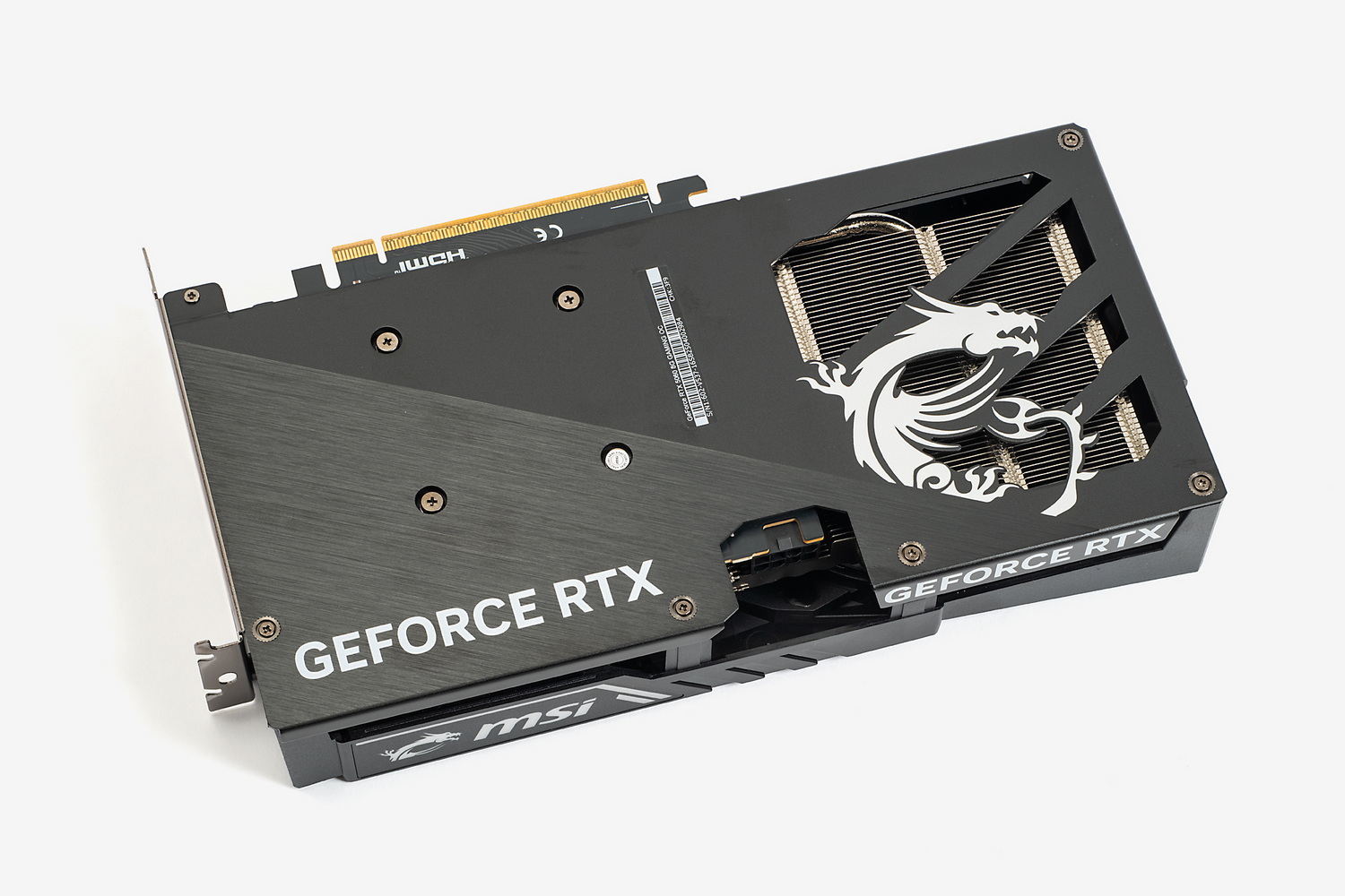 カード裏面。基板は短く、カード後部はファンの通気口という定番のデザイン。補助電源コネクターの部分はカード上端から低い位置にあるため、補助電源コネクターがカード上部に飛び出しにくい