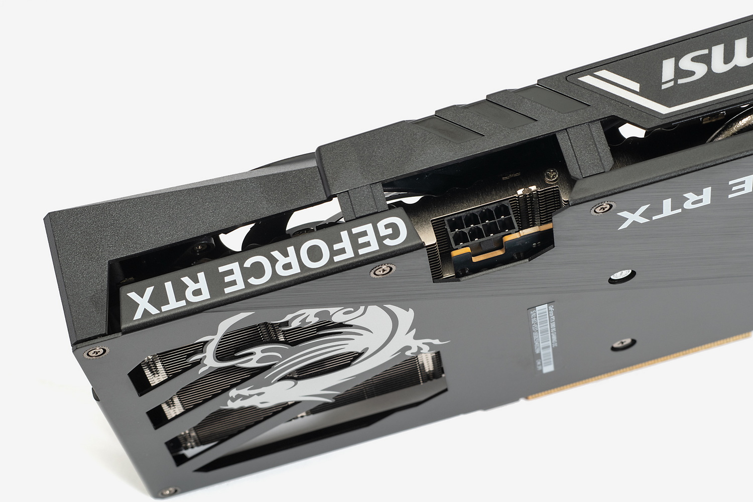 補助電源コネクターは8ピン×1。RTX 2060やRTX 3060を動かせていたPCであれば、電源ユニットの載せ換えは不要と思われる