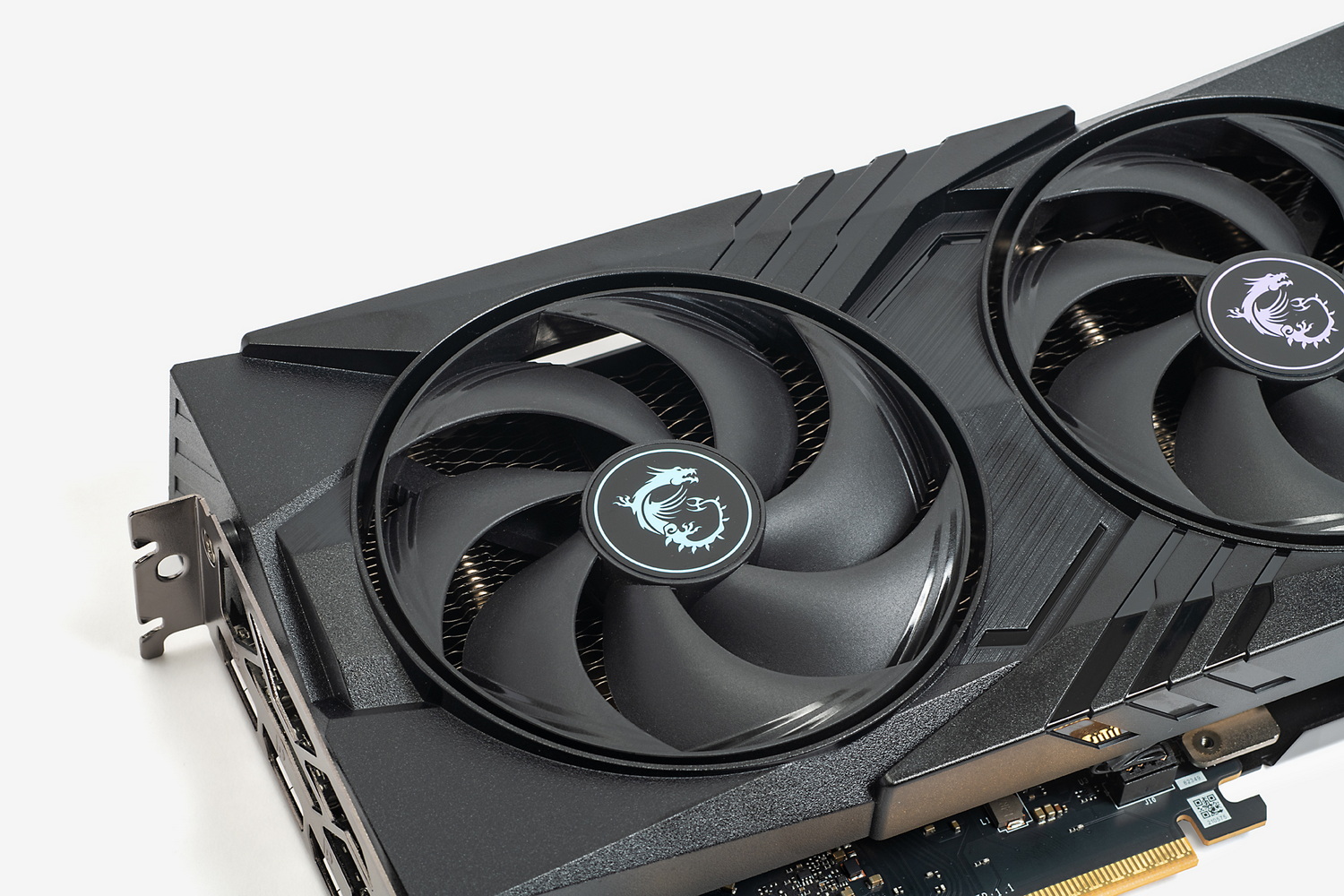 7枚のブレードを備えたSTORMFORCEファン。ファンの近くにある3本線の意匠は単なる溝であり、発光ギミックではない(トリプルファン仕様の上位モデルはこの部分も発光する)