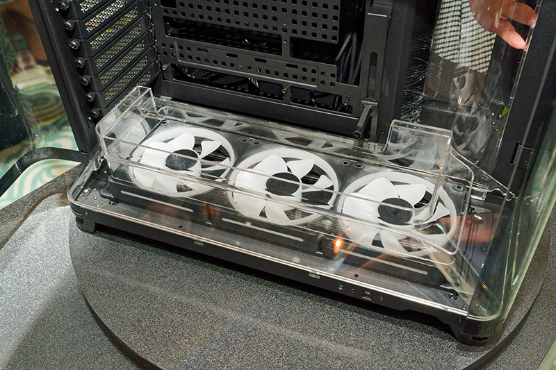 マザーボードのエリアは、本体底面に設置したファンが集中的にGPUを狙って送風する