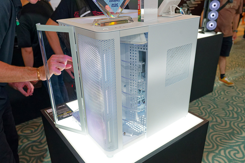 背面の右側は電源などを設置するスペース