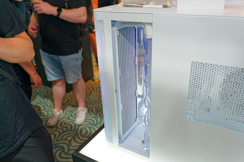 フロントの奥側は水冷ラジエーターを設置する専用エリアがある