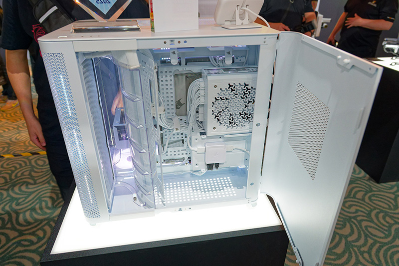 背面の右側は電源などを設置するスペース