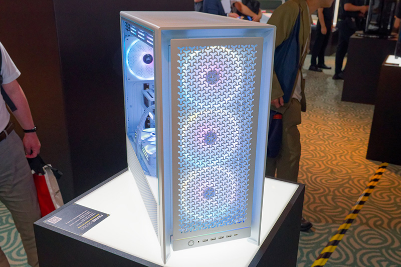 前面と天面側に420mmラジエーターを搭載可能