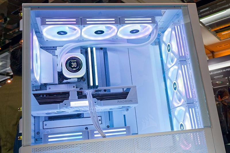 前面と天面側に420mmラジエーターを搭載可能