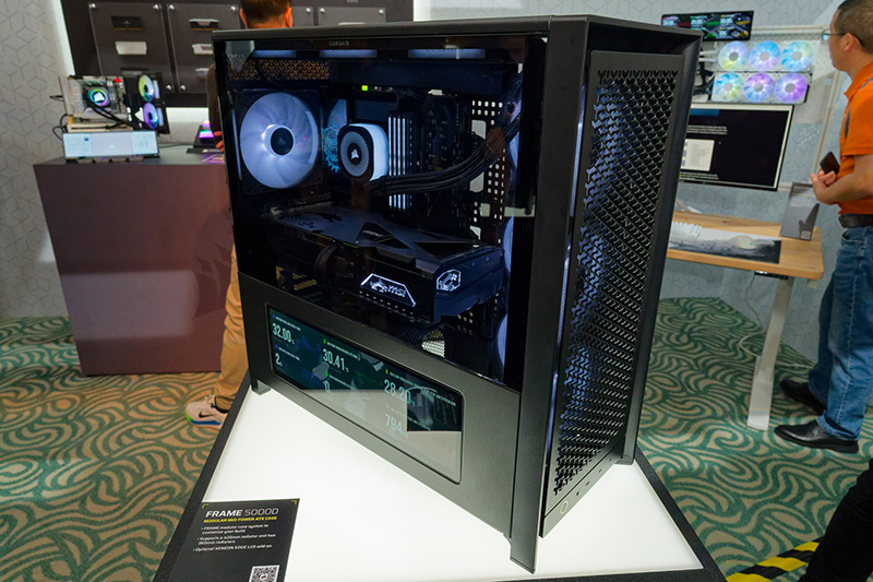 ブラックモデルは、側面の下部に14.5型タッチディスプレイの「XENEON EDGE」を搭載してデモ