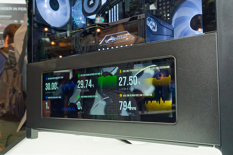 ブラックモデルは、側面の下部に14.5型タッチディスプレイの「XENEON EDGE」を搭載してデモ