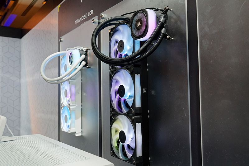 これに合わせて登場する420mmサイズの水冷クーラー「iCUE LINK TITAN 420 RX RGB」