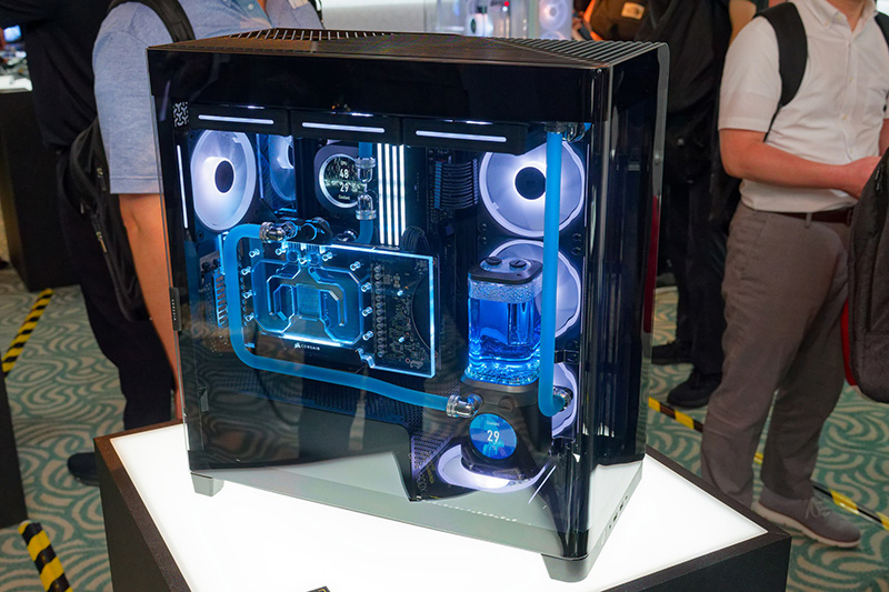 ブラックモデルは本格水冷パーツを組み込んだ状態で展示が行われていた