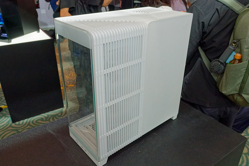 天面から側面にかけて施された流線的なデザインも特徴的