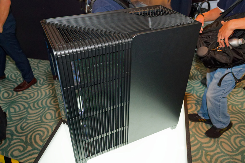 ブラックモデルは本格水冷パーツを組み込んだ状態で展示が行われていた
