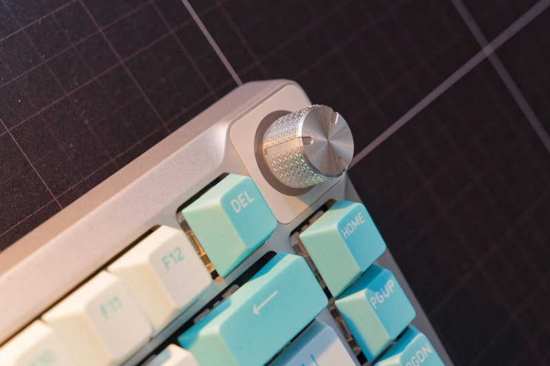 キーボード右上隅のスペースにはダイヤルキーやミニディスプレイモジュールを追加可能