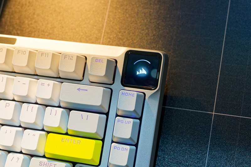 キーボード右上隅のスペースにはダイヤルキーやミニディスプレイモジュールを追加可能