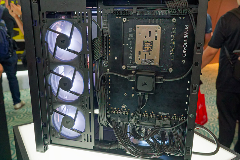 背面コネクタではないマザーボードを背面コネクタモデルのように仕上げられる。3Dプリンターで自作したパネルと置き換えることも可能