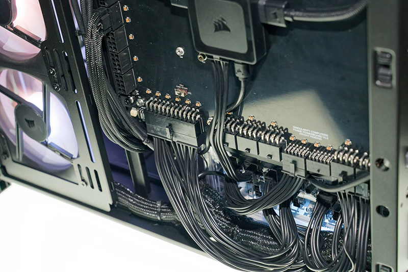 背面コネクタではないマザーボードを背面コネクタモデルのように仕上げられる。3Dプリンターで自作したパネルと置き換えることも可能