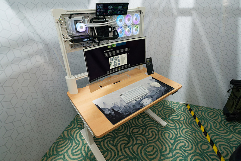 液晶アームやボードを固定可能なフレームキット、パーツを選び好みの構成に可能