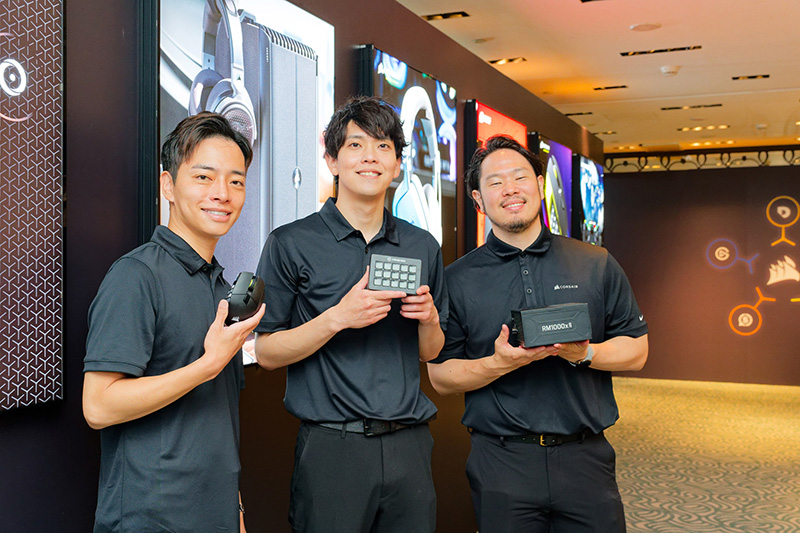 製品を紹介していただいたCorsair Japanマーケティングマネージャー神氏（左）、Elgatoマーケティングマネージャー田宮氏（中央）、Corsair Japan DIYマーケティングマネージャー北川氏（右）