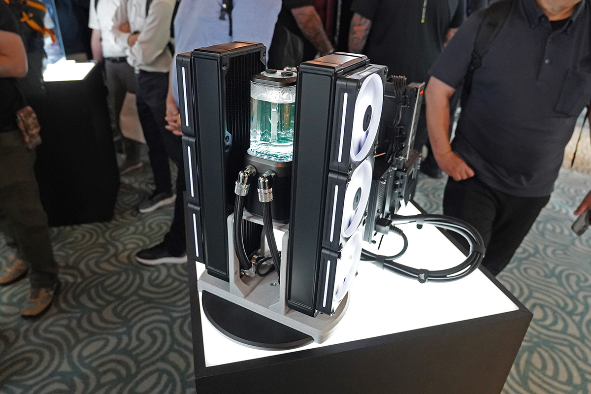 ラジエーターを2基搭載する個性的なデモ機が組まれていた