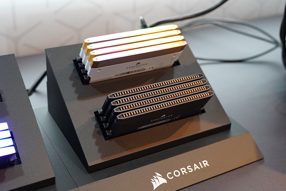 メモリはデザインやイルミネーションを確認しやすい状態で多数の展示機が用意されていた