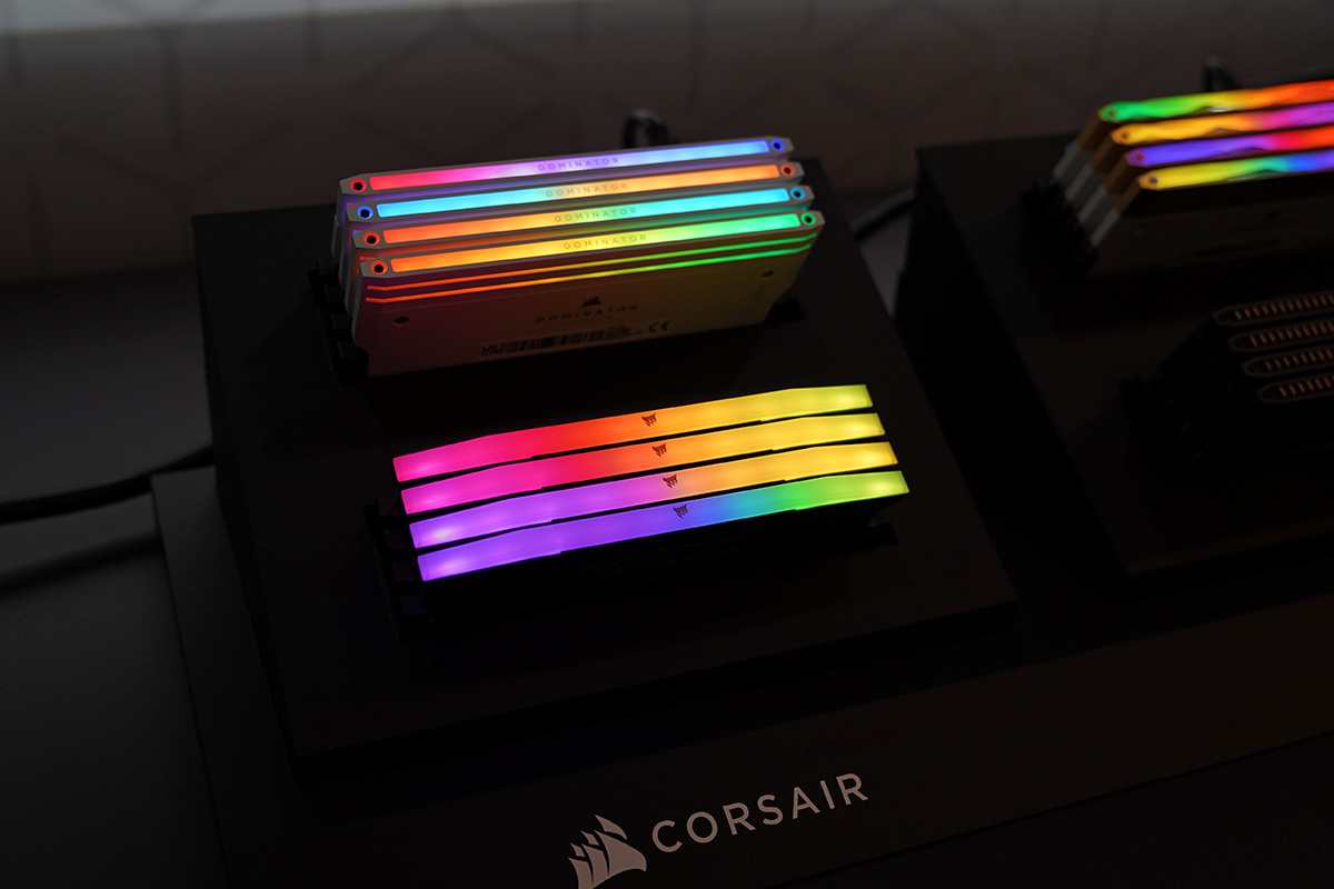 メモリはデザインやイルミネーションを確認しやすい状態で多数の展示機が用意されていた