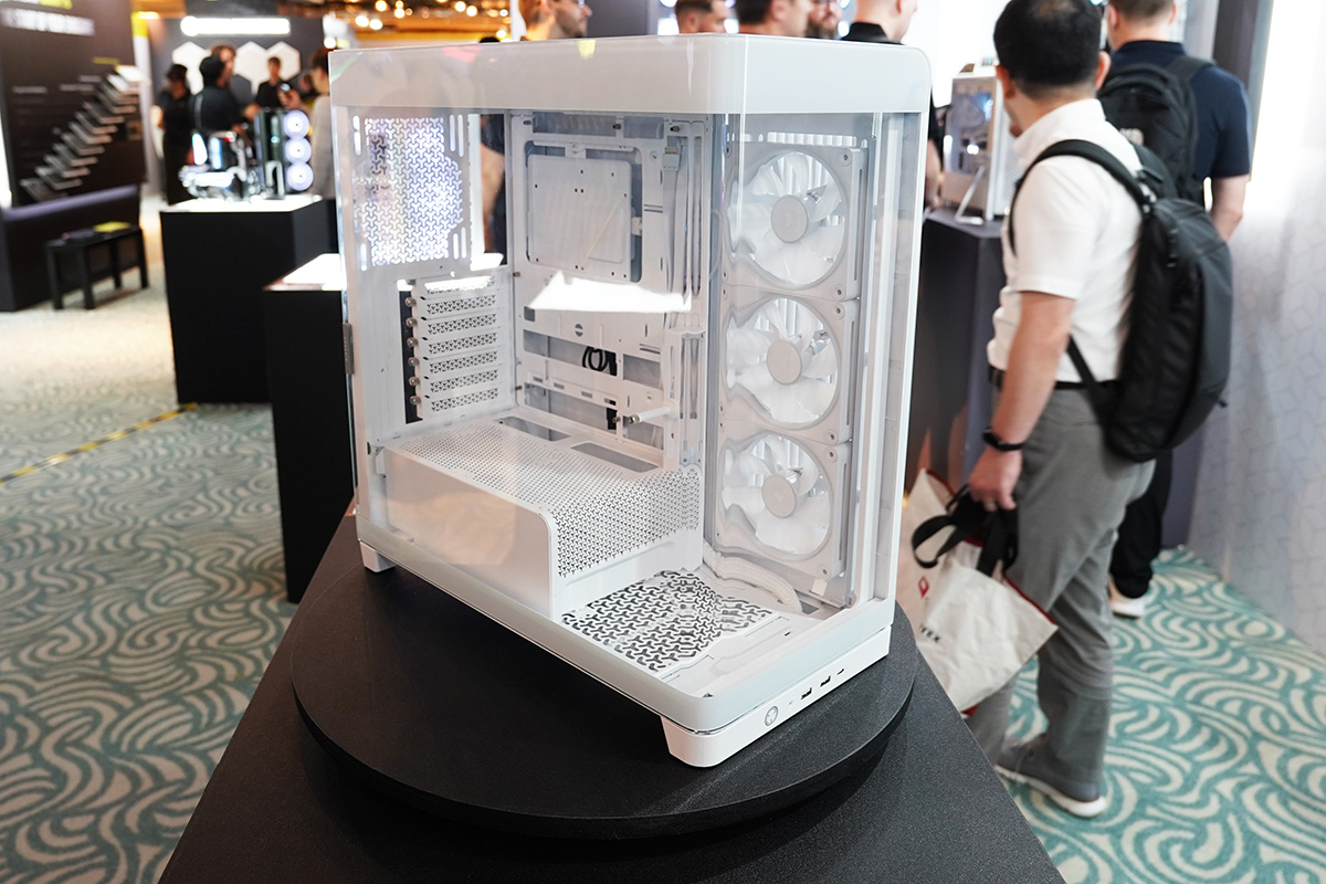 「FRAME 4500X」のホワイトモデル