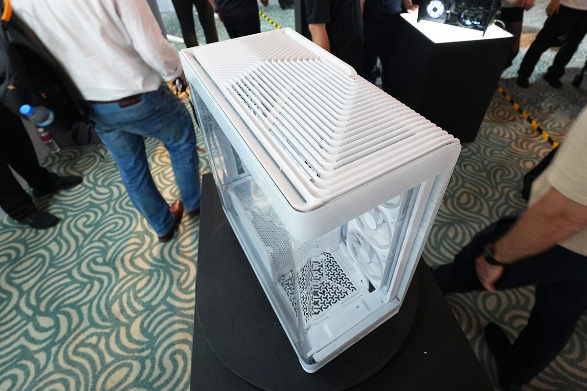 天面から側面にかけて施された流線的なデザインも特徴的