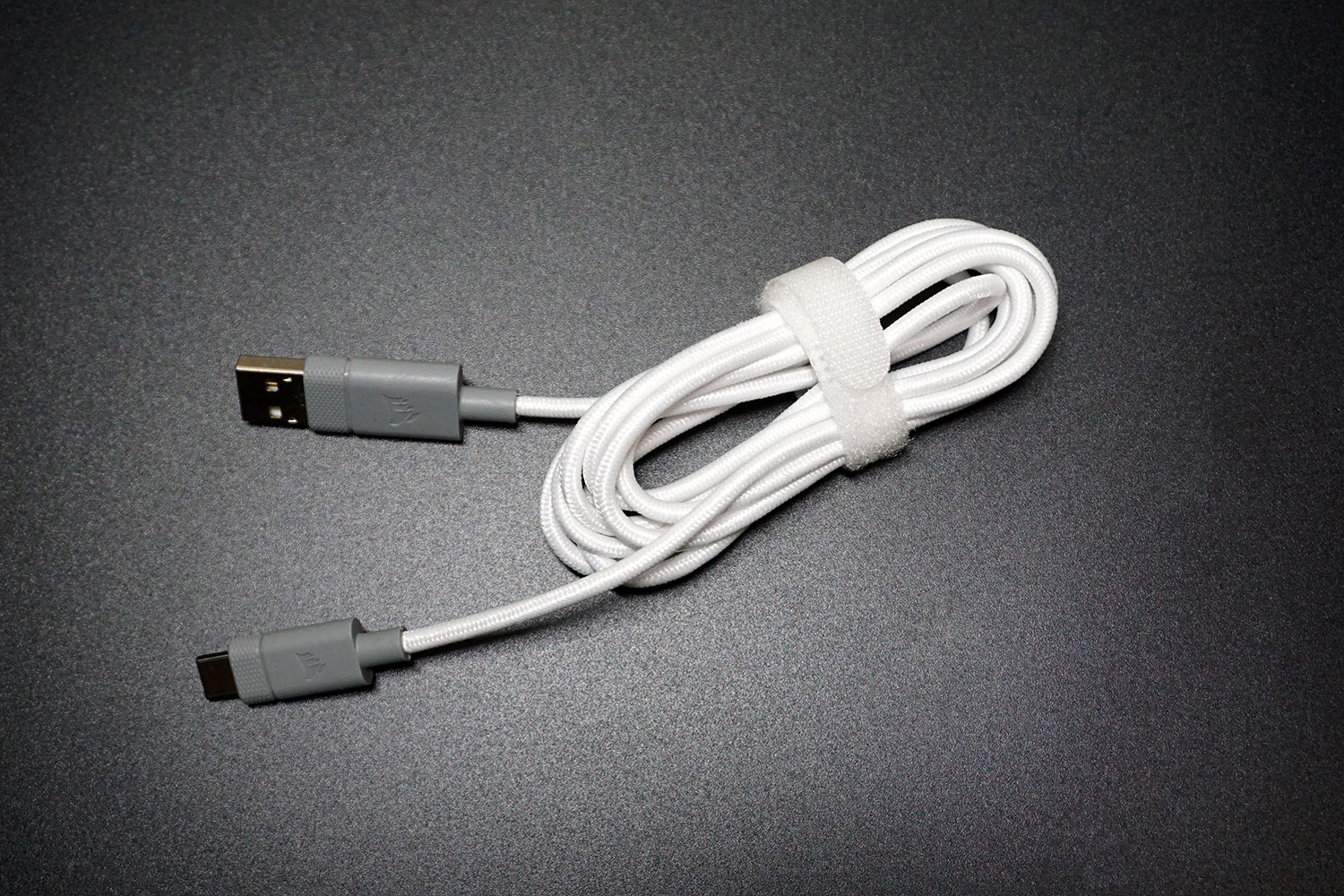付属のケーブルはUSB Type-C - Type-A(1.8m)。やわらかめの編組ケーブルで、有線接続でも扱いやすい。