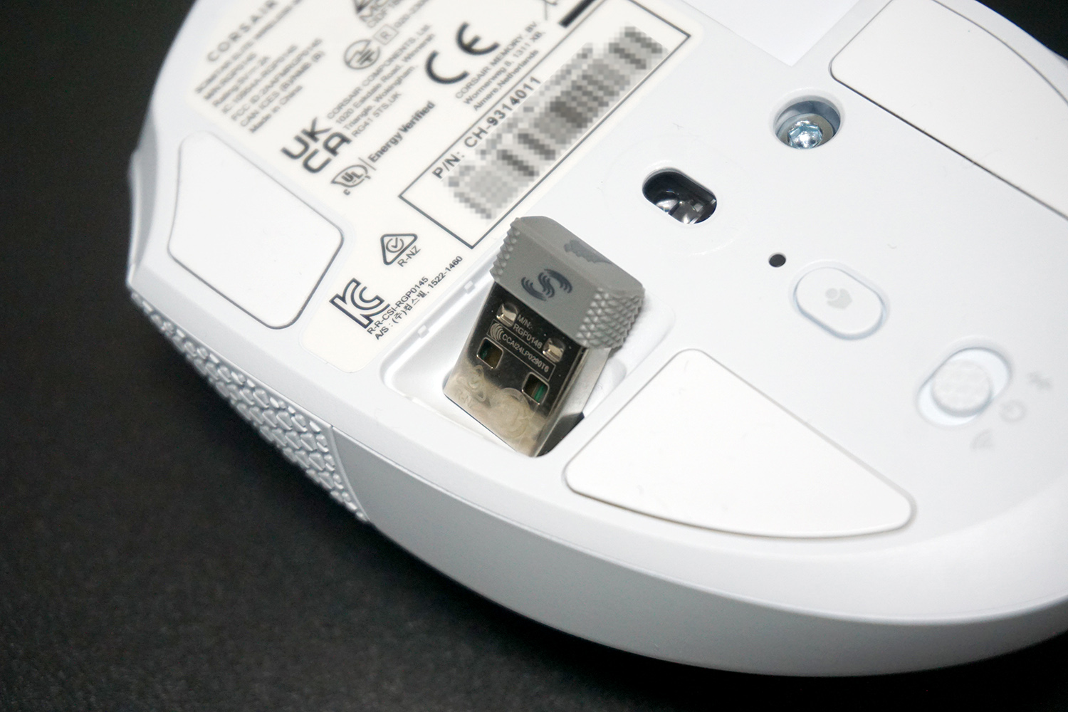 SLIPSTREAM対応の専用レシーバーは小型で、本体底面に収納可能。